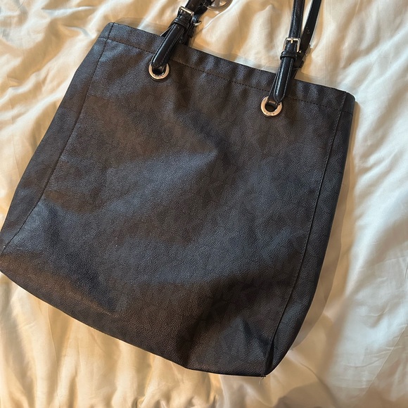 Micheal kors purse - Picture 2 of 7